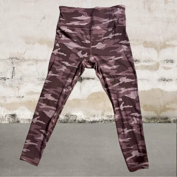 Elation Ultra High Rise 7/8 Legging in Camo Size Medium - Picture 3 of 6